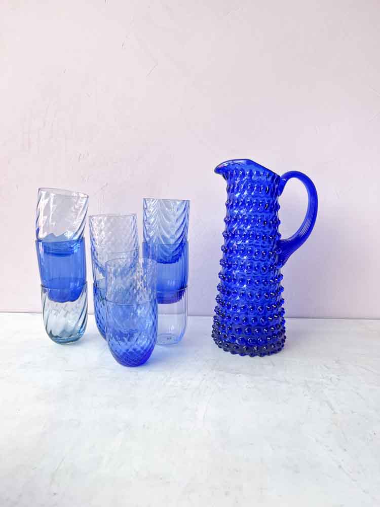 Eiffelkrug in royal blue, großer Krug, Igelkrug, Krug in Igelglas, Glaskrug, Krug anna von lipa, Krug in Igelglas, Glaskrug, Krug Igelglaskrug, Igelkrug, anna von lipa Krug, Krug aus anderen von lipa, anna von lipa dealer, remix by sofie, anna von lipa glass, hobnail jug, jag anna von lipa,