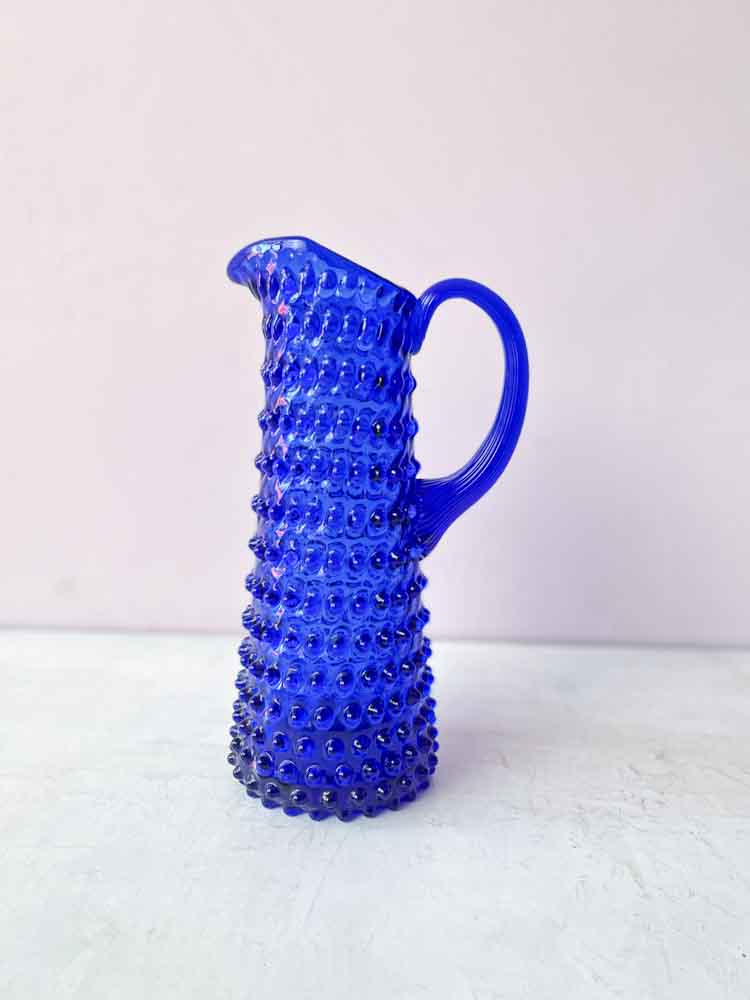 Eiffelkrug in royal blue, großer Krug, Igelkrug, Krug in Igelglas, Glaskrug, Krug anna von lipa, Krug in Igelglas, Glaskrug, Krug Igelglaskrug, Igelkrug, anna von lipa Krug, Krug aus anderen von lipa, anna von lipa dealer, remix by sofie, anna von lipa glass, hobnail jug, jag anna von lipa,