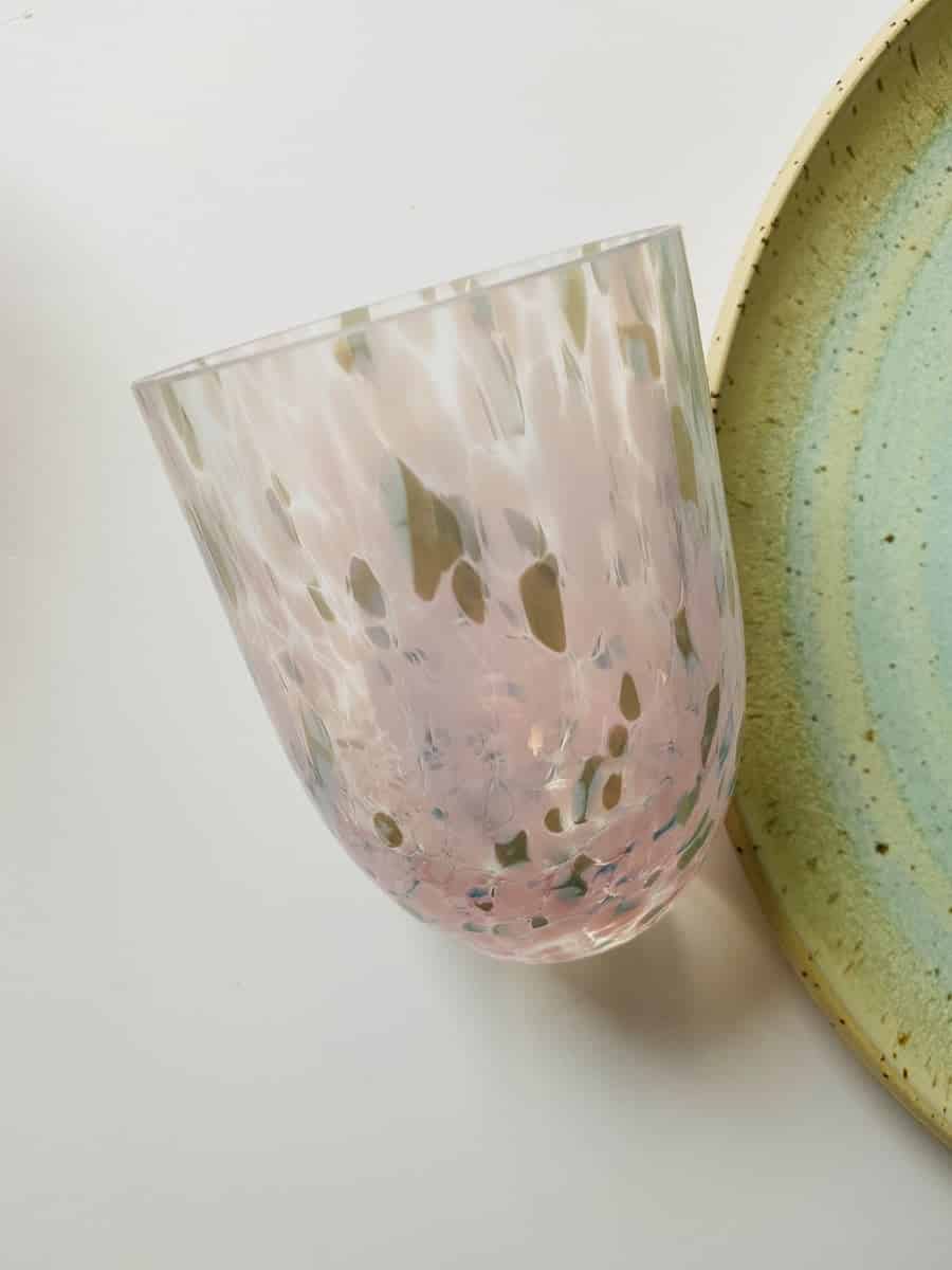 Konfetti rosa und grün, mundgeblasenes Glas, Konfetti, Glasmalerei, Opalglas, Borretsch,anna von lipa mix & match, swil glass, wawe glass, Harlekinglas, Becher, Wasserglas, Trinkglas, Trinkglas, colori