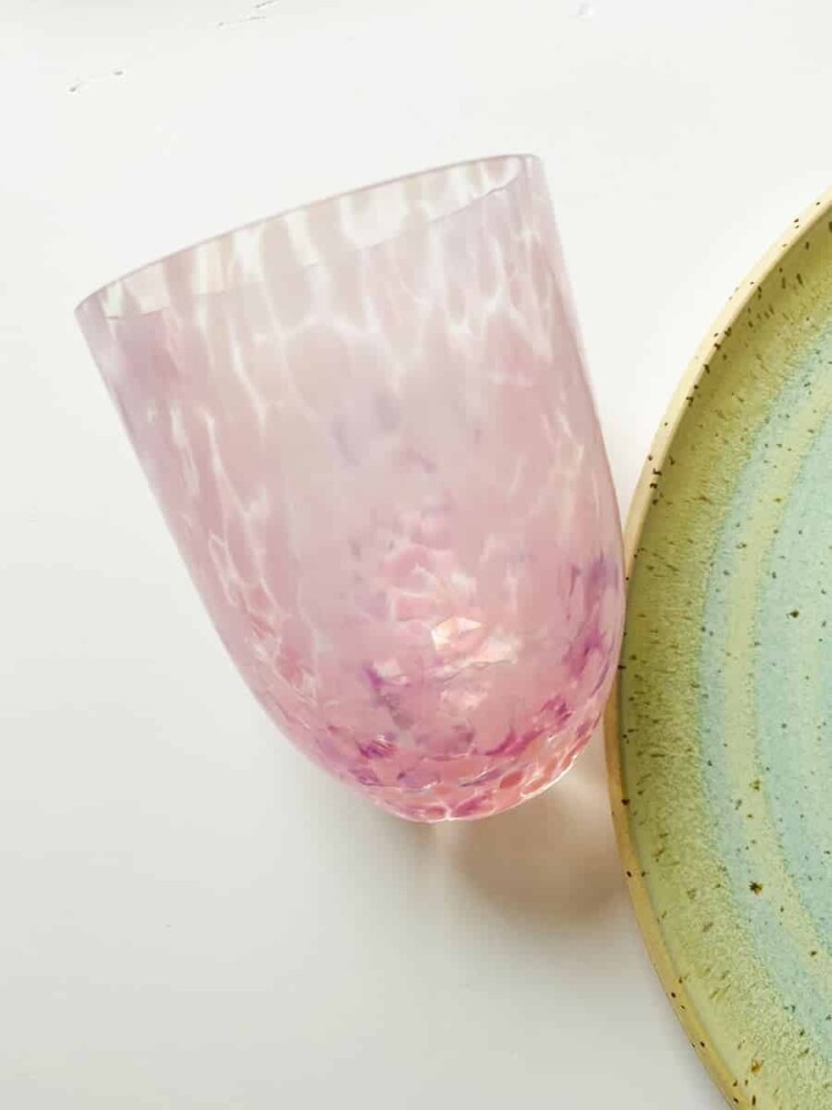 Konfetti rosa und lila, mundgeblasenes Glas, Konfetti, Glasmalerei, Opalglas, Borretsch,anna von lipa mix & match, swil glass, wawe glass, Harlekinglas, Becher, Wasserglas, Trinkglas, Trinkglas, colori