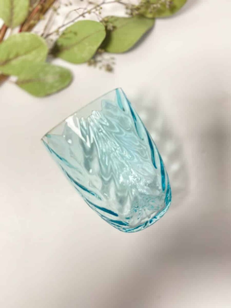 wawe glass, anna von lipa mix & match, swil glass, wawe glass, harlekin glass, tumbler, wasserglas, trinkglas, trinkglas, glasmalerei, innen, tisch, glas von anna von lipa