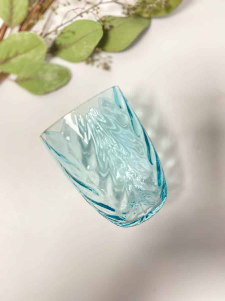 wawe glass, anna von lipa mix & match, swil glass, wawe glass, harlekin glass, tumbler, wasserglas, trinkglas, trinkglas, glasmalerei, innen, tisch, glas von anna von lipa
