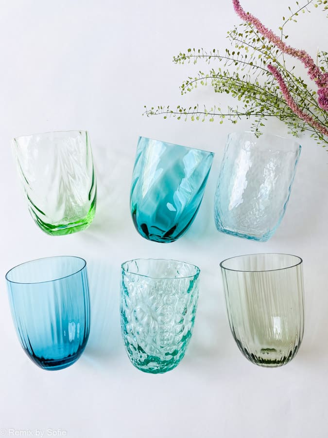 Anna von lipa, Remix von Sofie, Anna von lipa Glas, Handgeblasenes Glas, Handgeblasenes Glas, Trinkglas, Wasserglas, farbiges Glas, Mix & Matck Glas, Mix & Matck Glas, Becher, Wawe Glas, Wirbelglas, Harlekin Glas, Spiralglas, Bambusglas, Olivenglas, Tischbezug, anna von lipa glass, anna von lipa retailer