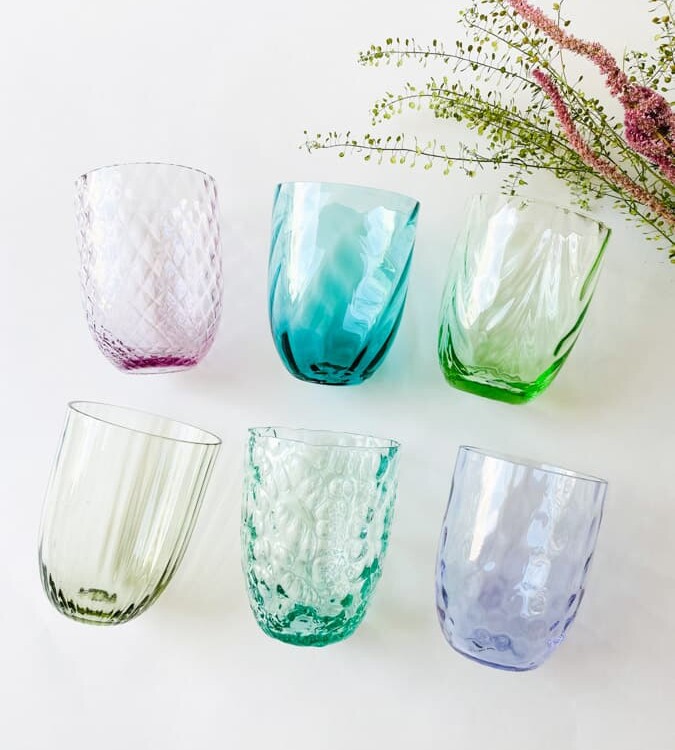 Anna von lipa, Remix von Sofie, Anna von lipa glass, handgeblasenes Glas, handgeblasenes Glas, Trinkglas, Wasserglas, farbiges Glas, Mix- und Mattckglas, Mix & Mattckglas, Becher, Watglas, Wirbelglas, Harlekinglas, Spiralglas, Bambusglas, Olivenglas, Tischbezug, anna von lipa glass, anna von lipa retailer