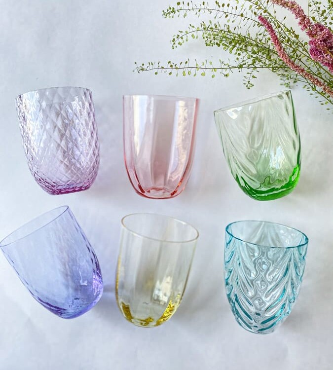 Anna von lipa, Remix von Sofie, Anna von lipa glass, handgeblasenes Glas, handgeblasenes Glas, Trinkglas, Wasserglas, farbiges Glas, Mix- und Mattckglas, Mix & Mattckglas, Becher, Watglas, Wirbelglas, Harlekinglas, Spiralglas, Bambusglas, Olivenglas, Tischbezug, anna von lipa glass, anna von lipa retailer
