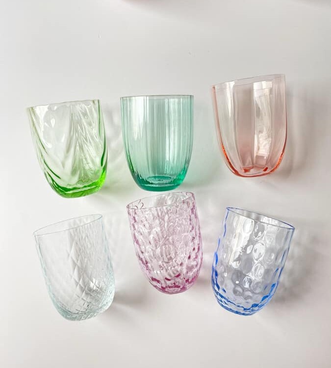 Anna von lipa, Remix von Sofie, Anna von lipa glass, handgeblasenes Glas, handgeblasenes Glas, Trinkglas, Wasserglas, farbiges Glas, Mix- und Mattckglas, Mix & Mattckglas, Becher, Watglas, Wirbelglas, Harlekinglas, Spiralglas, Bambusglas, Olivenglas, Tischbezug, anna von lipa glass, anna von lipa retailer