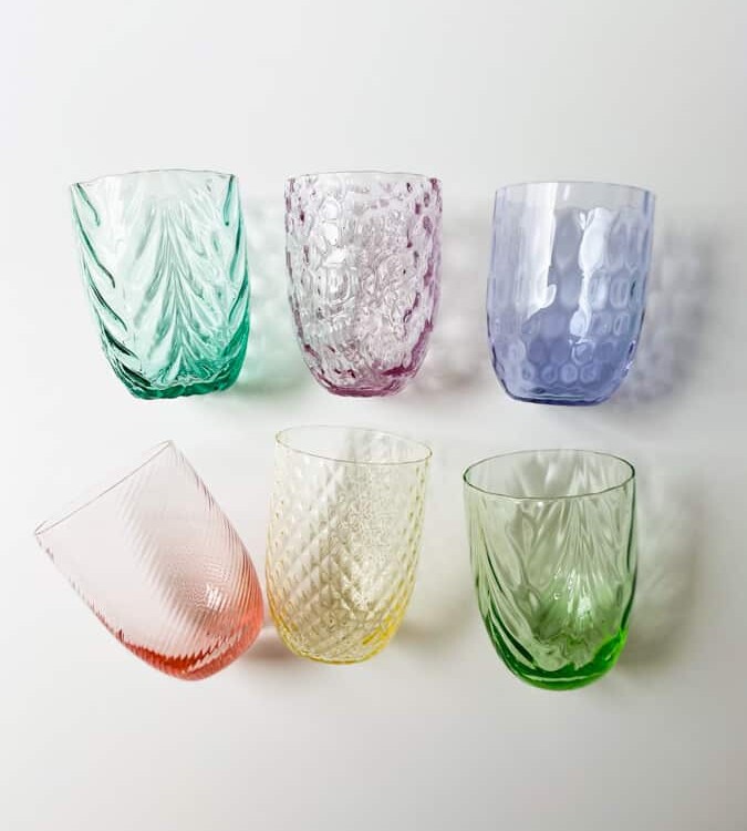 Anna von lipa, Remix von Sofie, Anna von lipa glass, handgeblasenes Glas, handgeblasenes Glas, Trinkglas, Wasserglas, farbiges Glas, Mix- und Mattckglas, Mix & Mattckglas, Becher, Watglas, Wirbelglas, Harlekinglas, Spiralglas, Bambusglas, Olivenglas, Tischbezug, anna von lipa glass, anna von lipa retailer