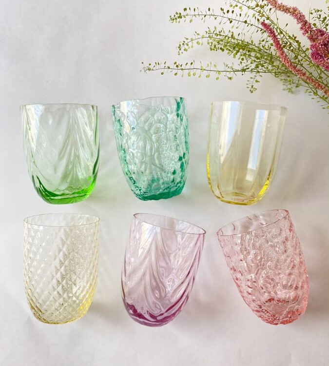 Anna von lipa, Remix von Sofie, Anna von lipa glass, handgeblasenes Glas, handgeblasenes Glas, Trinkglas, Wasserglas, farbiges Glas, Mix- und Mattckglas, Mix & Mattckglas, Becher, Watglas, Wirbelglas, Harlekinglas, Spiralglas, Bambusglas, Olivenglas, Tischbezug, anna von lipa glass, anna von lipa retailer