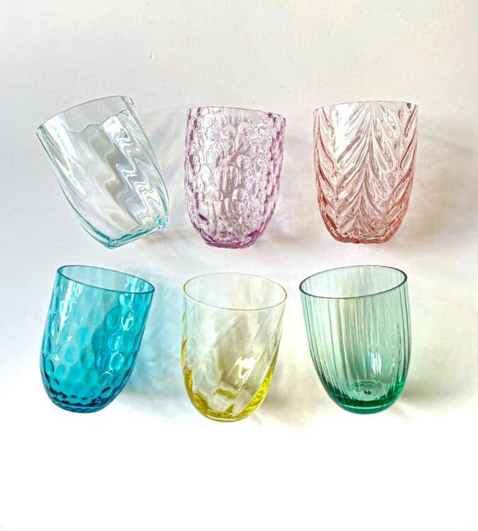 Anna von lipa, Remix von Sofie, Anna von lipa glass, handgeblasenes Glas, handgeblasenes Glas, Trinkglas, Wasserglas, farbiges Glas, Mix- und Mattckglas, Mix & Mattckglas, Becher, Watglas, Wirbelglas, Harlekinglas, Spiralglas, Bambusglas, Olivenglas, Tischbezug, anna von lipa glass, anna von lipa retailer