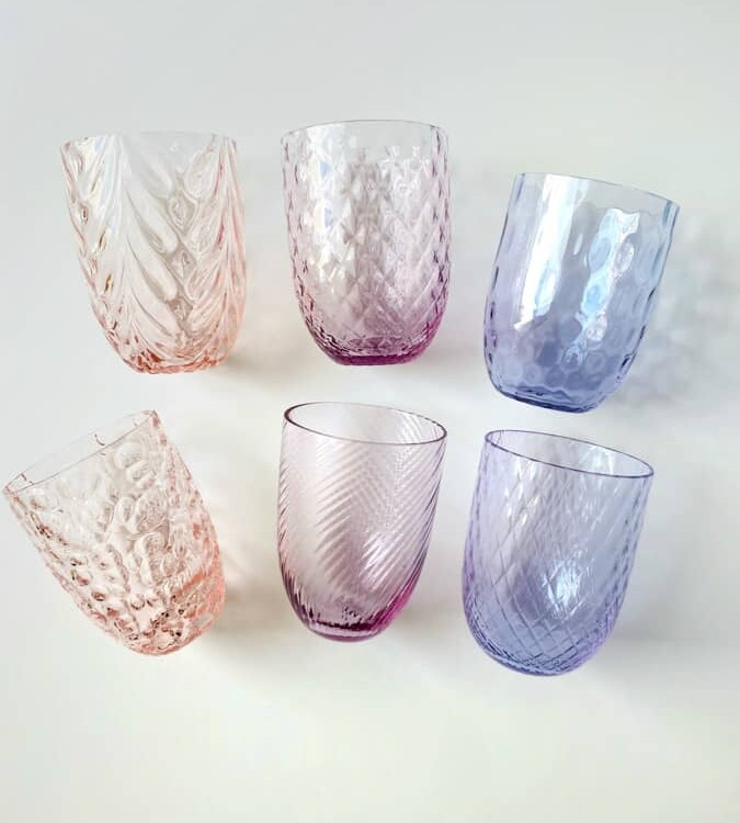 Anna von lipa, Remix von Sofie, Anna von lipa glass, handgeblasenes Glas, handgeblasenes Glas, Trinkglas, Wasserglas, farbiges Glas, Mix- und Mattckglas, Mix & Mattckglas, Becher, Watglas, Wirbelglas, Harlekinglas, Spiralglas, Bambusglas, Olivenglas, Tischbezug, anna von lipa glass, anna von lipa retailer