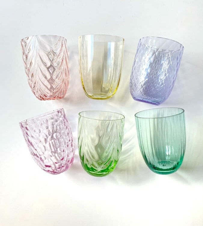 Anna von lipa, Remix von Sofie, Anna von lipa glass, handgeblasenes Glas, handgeblasenes Glas, Trinkglas, Wasserglas, farbiges Glas, Mix- und Mattckglas, Mix & Mattckglas, Becher, Watglas, Wirbelglas, Harlekinglas, Spiralglas, Bambusglas, Olivenglas, Tischbezug, anna von lipa glass, anna von lipa retailer