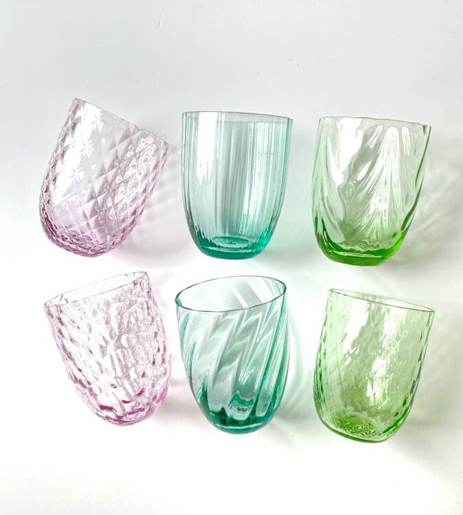 Anna von lipa, Remix von Sofie, Anna von lipa glass, handgeblasenes Glas, handgeblasenes Glas, Trinkglas, Wasserglas, farbiges Glas, Mix- und Mattckglas, Mix & Mattckglas, Becher, Watglas, Wirbelglas, Harlekinglas, Spiralglas, Bambusglas, Olivenglas, Tischbezug, anna von lipa glass, anna von lipa retailer