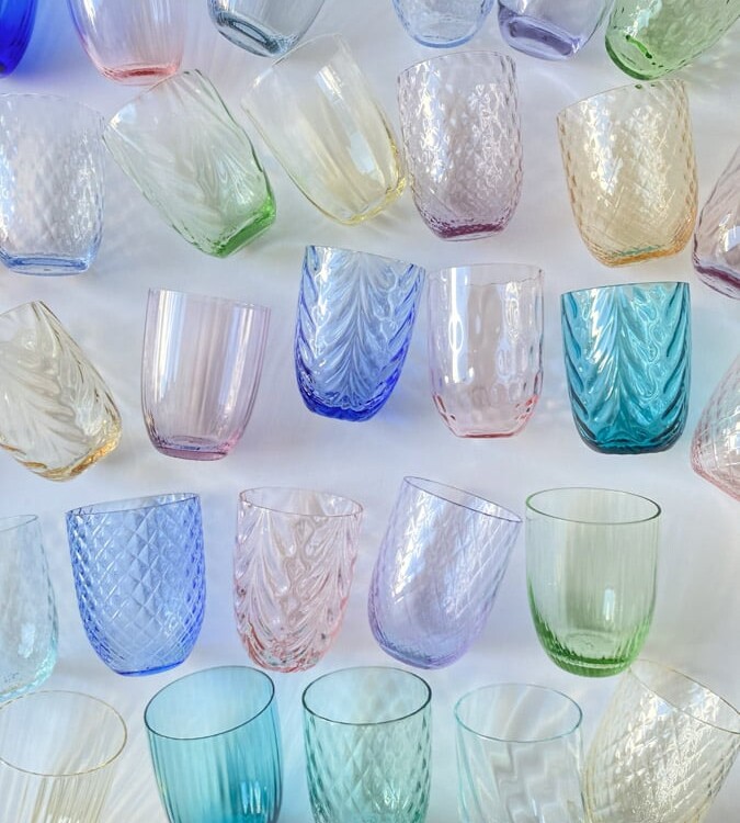 Anna von lipa, Remix von Sofie, Anna von lipa glass, handgeblasenes Glas, handgeblasenes Glas, Trinkglas, Wasserglas, farbiges Glas, Mix- und Mattckglas, Mix & Mattckglas, Becher, Watglas, Wirbelglas, Harlekinglas, Spiralglas, Bambusglas, Olivenglas, Tischbezug, anna von lipa glass, anna von lipa retailer