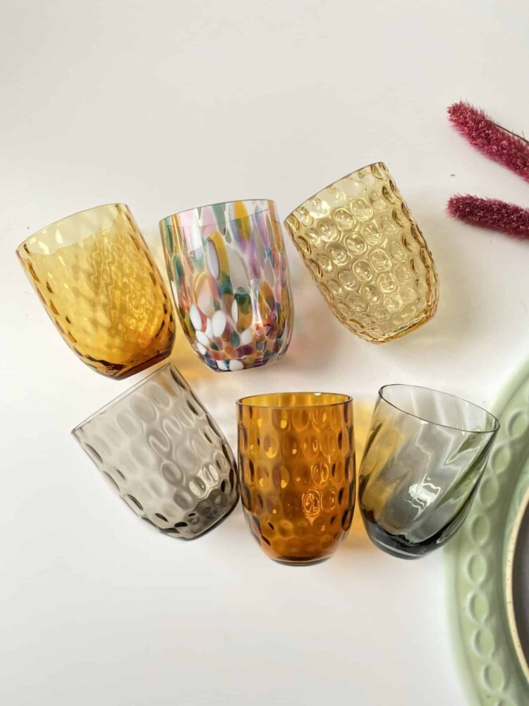Anna Von Lipa, Remix von Sofie, Anna Von Lipa Glas, Handgeblasenes Glas, Handgeblasenes Glas, Glas, Trinkglas, Wasserglas, farbiges Glas, Mix- und Mattckglas, Mix & Mattckglas, Tumbler, Waweglas, Wirbelglas, Harlekinglas, Spiralglas, Bambusglas, Olivenglas, Tischbezug