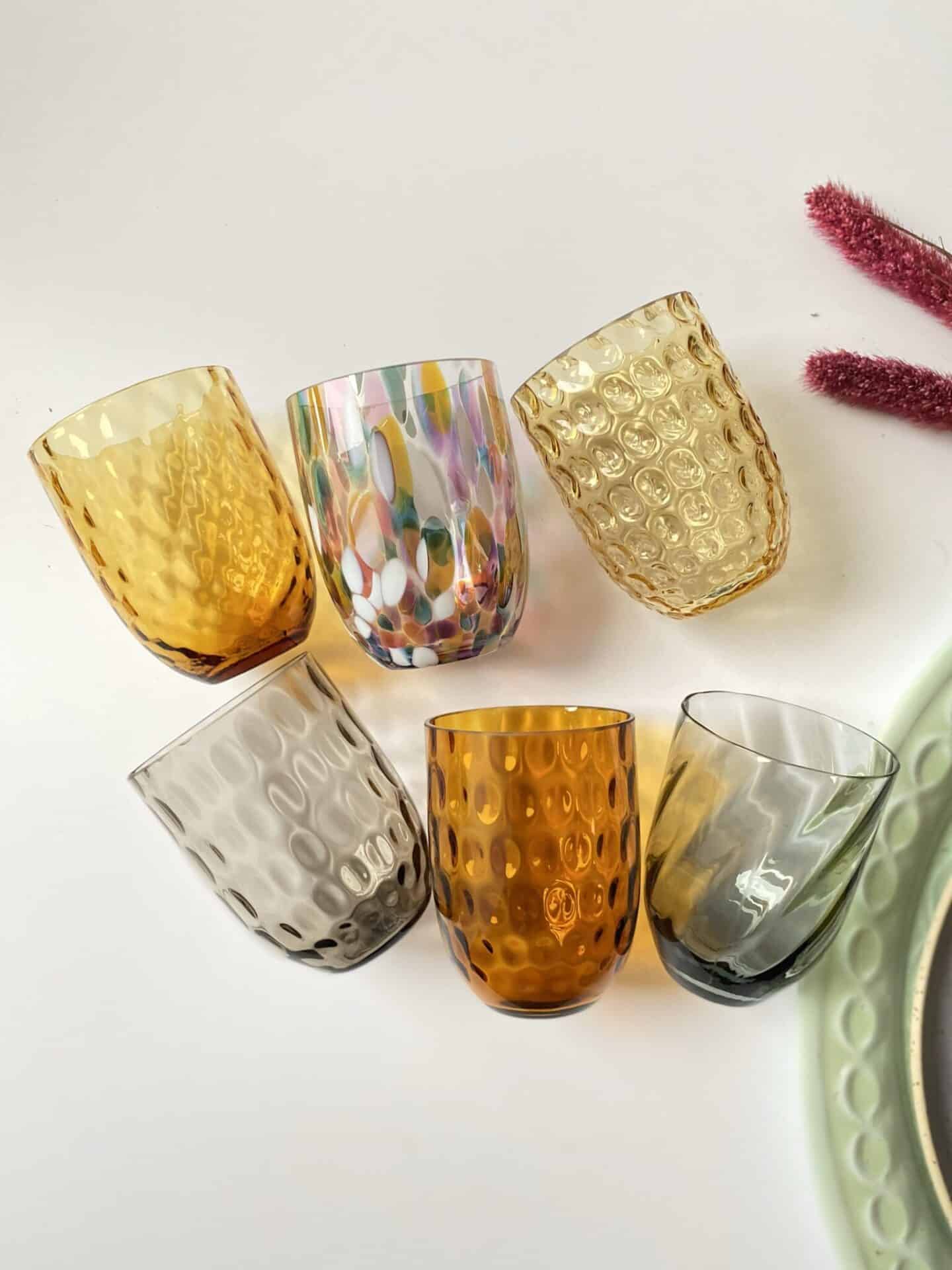 Anna Von Lipa, Remix von Sofie, Anna Von Lipa Glas, Handgeblasenes Glas, Handgeblasenes Glas, Glas, Trinkglas, Wasserglas, farbiges Glas, Mix- und Mattckglas, Mix & Mattckglas, Tumbler, Waweglas, Wirbelglas, Harlekinglas, Spiralglas, Bambusglas, Olivenglas, Tischbezug