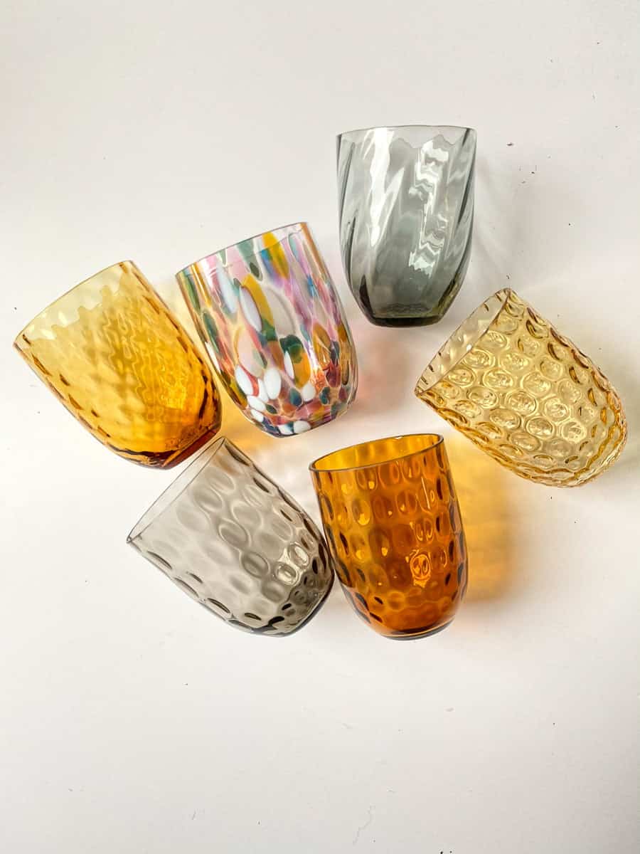 Anna Von Lipa, Remix von Sofie, Anna Von Lipa Glas, Handgeblasenes Glas, Handgeblasenes Glas, Glas, Trinkglas, Wasserglas, farbiges Glas, Mix- und Mattckglas, Mix & Mattckglas, Tumbler, Waweglas, Wirbelglas, Harlekinglas, Spiralglas, Bambusglas, Olivenglas, Tischbezug