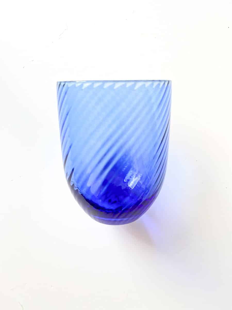 anna von lipa mix & match, swil glass, wawe glass, harlekin glass, tumbler, wasserglas, trinkglas, trinkglas, glasmalerei, innen, tisch, glas von anna von lipa