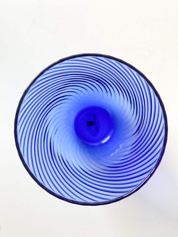 anna von lipa mix & match, swil glass, wawe glass, harlequin glass, tumbler, wasserglas, trinkglas, trinkglas, glasmalerei, innen, tisch, glas von anna von lipa
