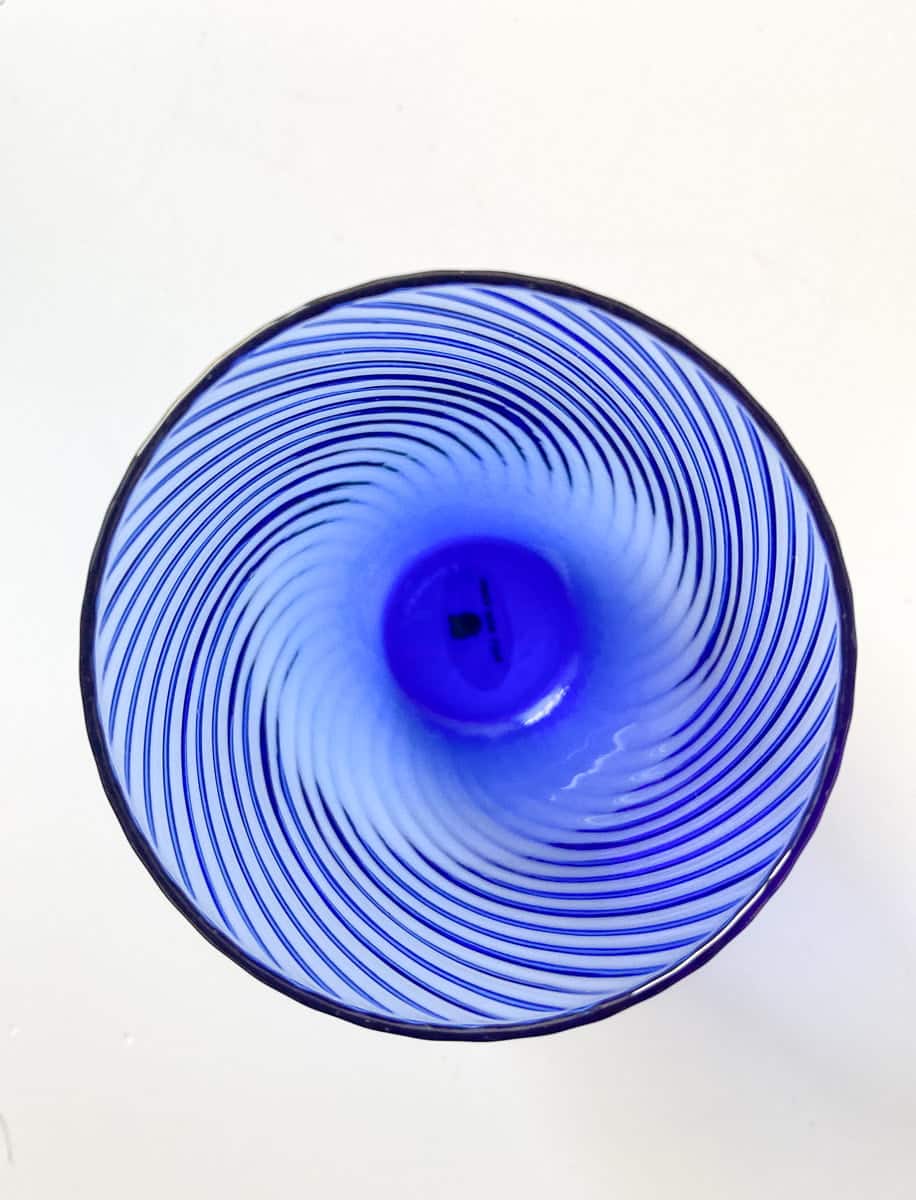 anna von lipa mix & match, swil glass, wawe glass, harlekin glass, tumbler, wasserglas, trinkglas, trinkglas, glasmalerei, innen, tisch, glas von anna von lipa
