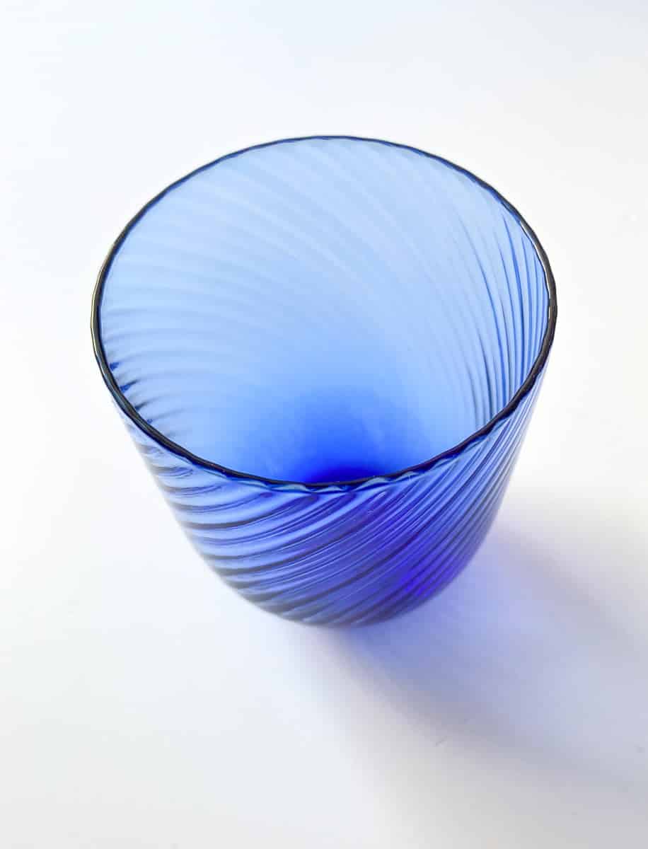 anna von lipa mix & match, swil glass, wawe glass, harlequin glass, tumbler, wasserglas, trinkglas, trinkglas, glasmalerei, innen, tisch, glas von anna von lipa