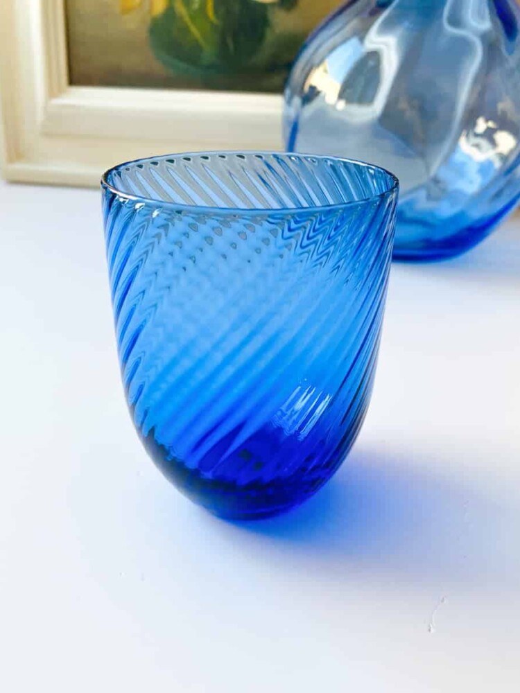 anna von lipa mix & match, swil glass, wawe glass, harlequin glass, tumbler, wasserglas, trinkglas, trinkglas, glasmalerei, innen, tisch, glas von anna von lipa