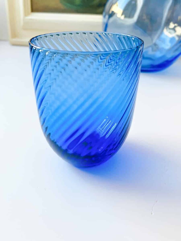 anna von lipa mix & match, swil glass, wawe glass, harlequin glass, tumbler, wasserglas, trinkglas, trinkglas, glasmalerei, innen, tisch, glas von anna von lipa