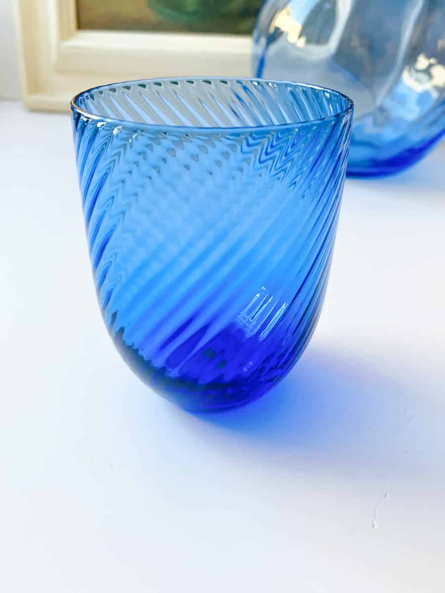 anna von lipa mix & match, swil glass, wawe glass, harlequin glass, tumbler, wasserglas, trinkglas, trinkglas, glasmalerei, innen, tisch, glas von anna von lipa
