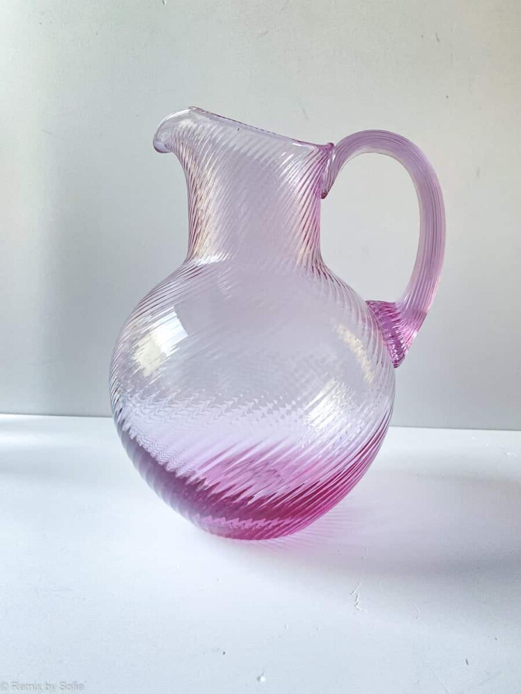 Anna von Lipa, Wirbelkrug, Glaskrug, mundgeblasene Kanne, Glaskrug, Krug im mundgeblasenen Glas, Wasserkrug, Spiralkrug