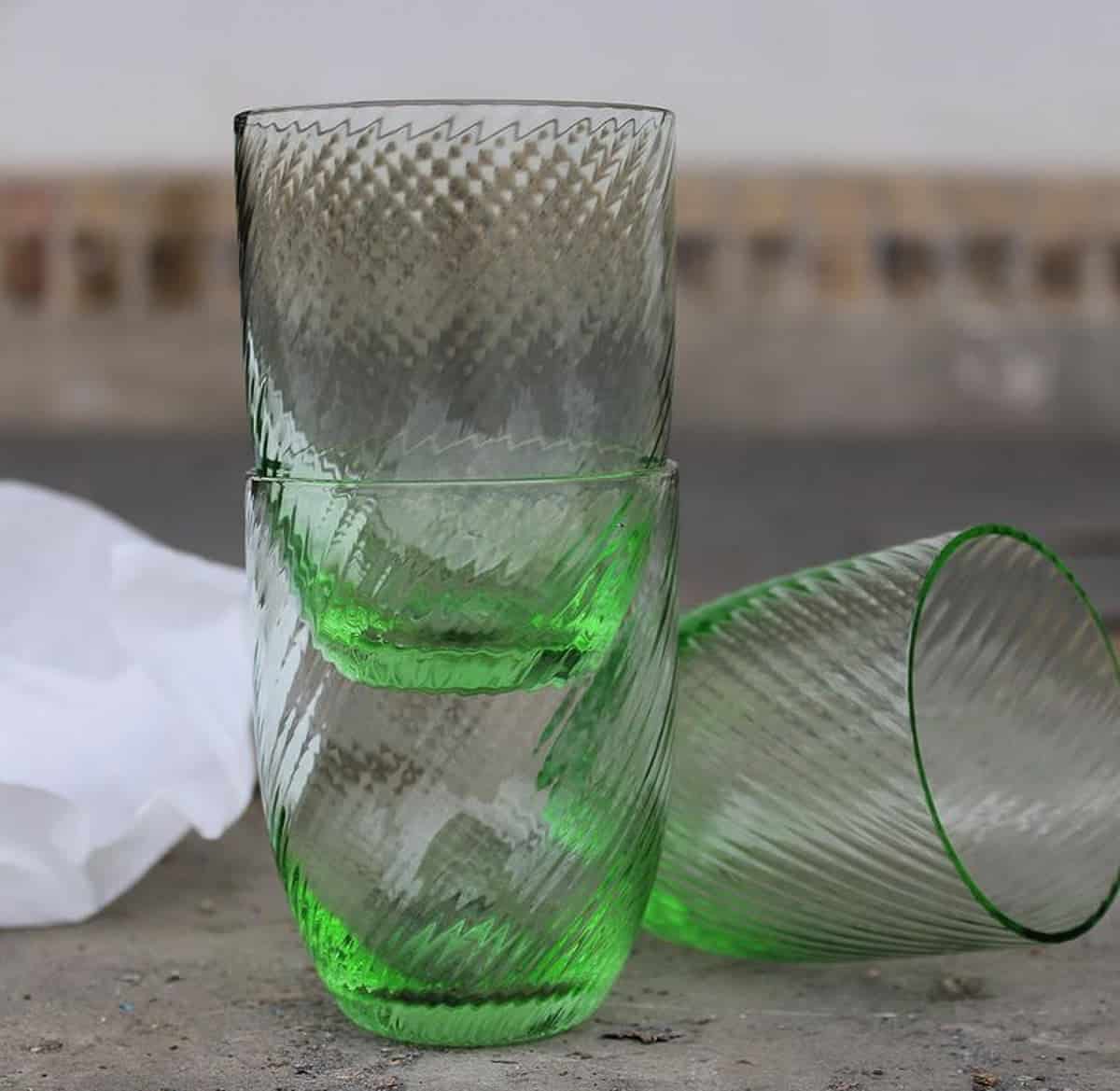 anna von lipa mix & match, swil glass, wawe glass, harlequin glass, tumbler, wasserglas, trinkglas, trinkglas, glasmalerei, innen, tisch, glas von anna von lipa