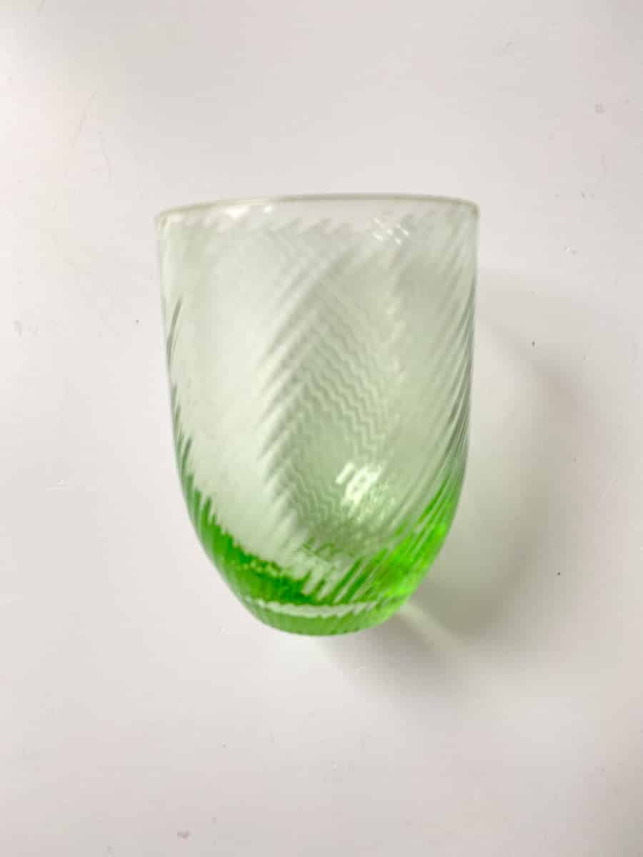 anna von lipa mix & match, swil glass, wawe glass, harlequin glass, tumbler, wasserglas, trinkglas, trinkglas, glasmalerei, innen, tisch, glas von anna von lipa