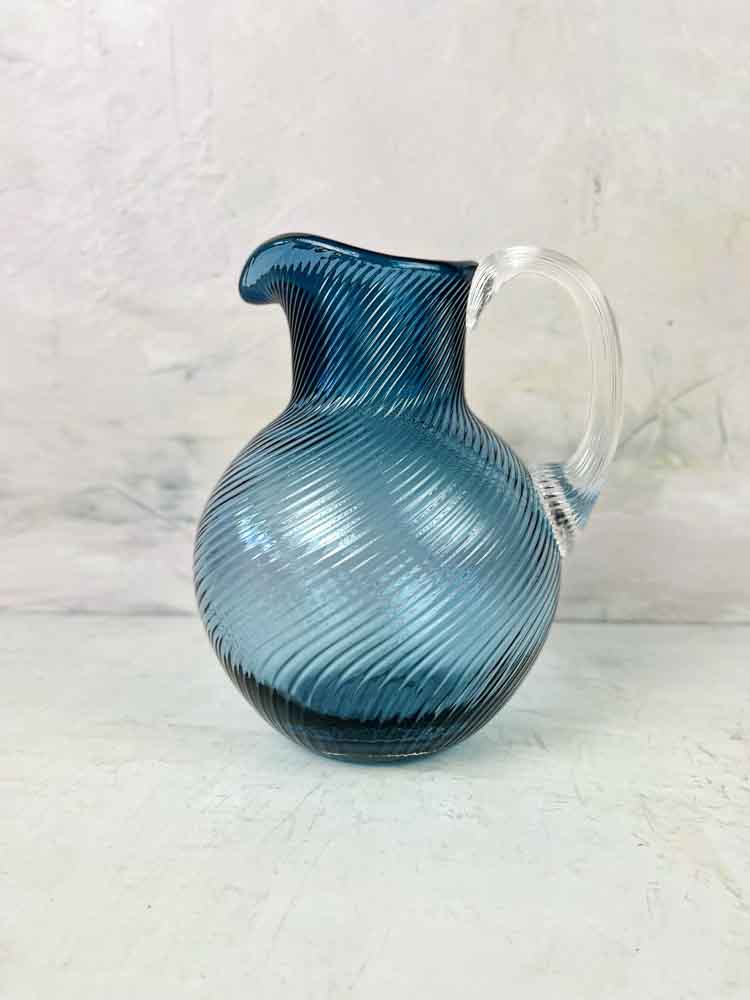 Spirale Krug blau Rauch, anna von lipa, anna von lipa glass, anna von lipa retailer, remix by sofie, mix 6 match gla, wirbelglas, wellenglas, igelglas, harlekinglas, Bambusglas, buntes Glas, Spritzglas, Konfettiglas, anna von lipa Krüge, Spiralkrüge, annavonlipa Weingläser, anna von lipa Champagnergläser, Vase, Konfettivase, Wirbelvase, Oslovase, Pinsweeper Krüge, Igelkrüge, Eiffelkrüge, 2 Liter Igelkrüge, Longdrink Glas, Tapas-Schale