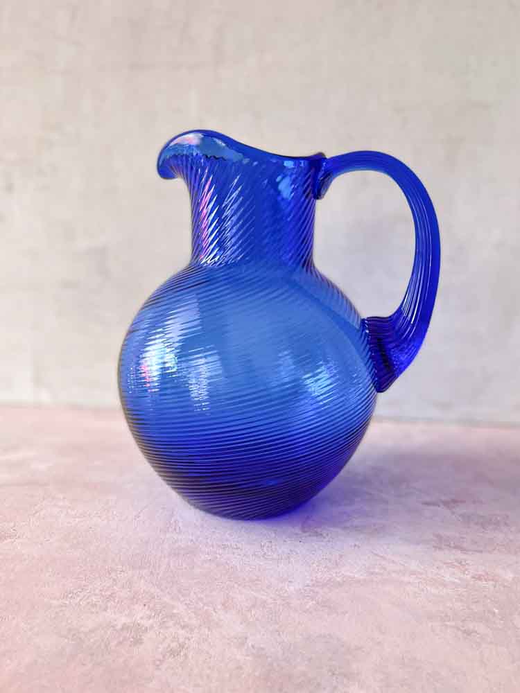 Anna von Lipa Spirale Krug in königlichem Blau