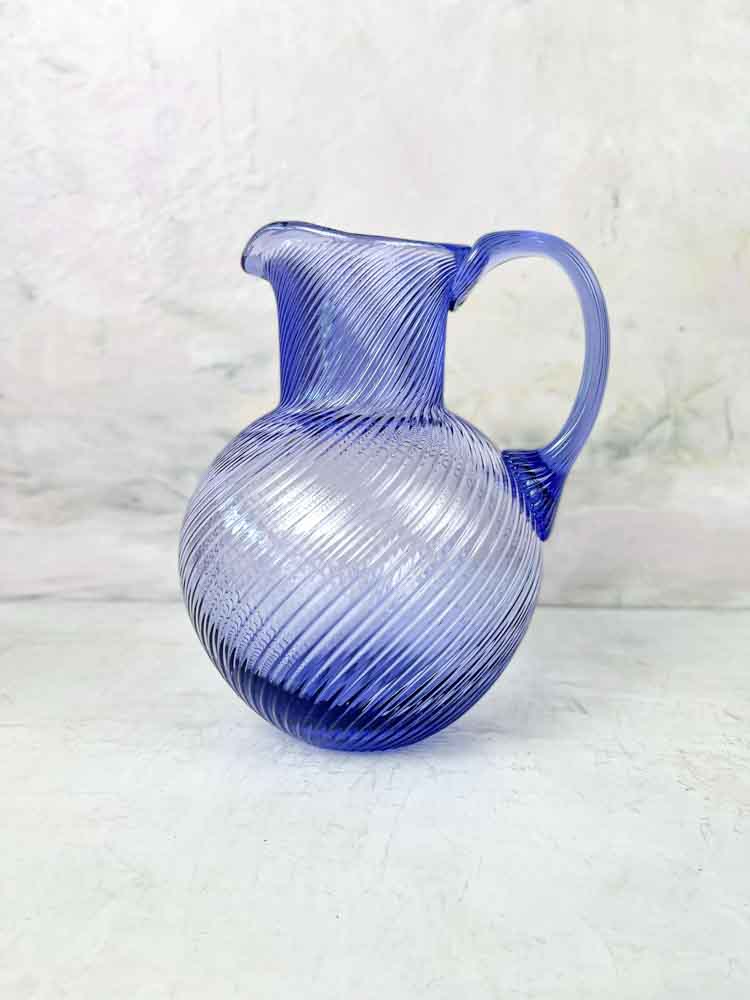 spiralförmiger Krug Lavendel,anna von lipa, anna von lipa glass, anna von lipa retailer, remix by sofie, mix 6 match gla, wirbelglas, wellenglas, igelglas, harlekinglas, Bambusglas, buntglas, spritzglas, confetti Glas, anna von lipa Krüge, Spiralkrüge, annavonlipa Weinglas, anna von lipa Champagnerglas, Vase, Konfettivase, Wirbelvase, Oslovase, Igelkrüge, Igelkrüge, Eiffelkrüge, 2 Liter Igelkrüge, Longdrink Glas, Tapasschale