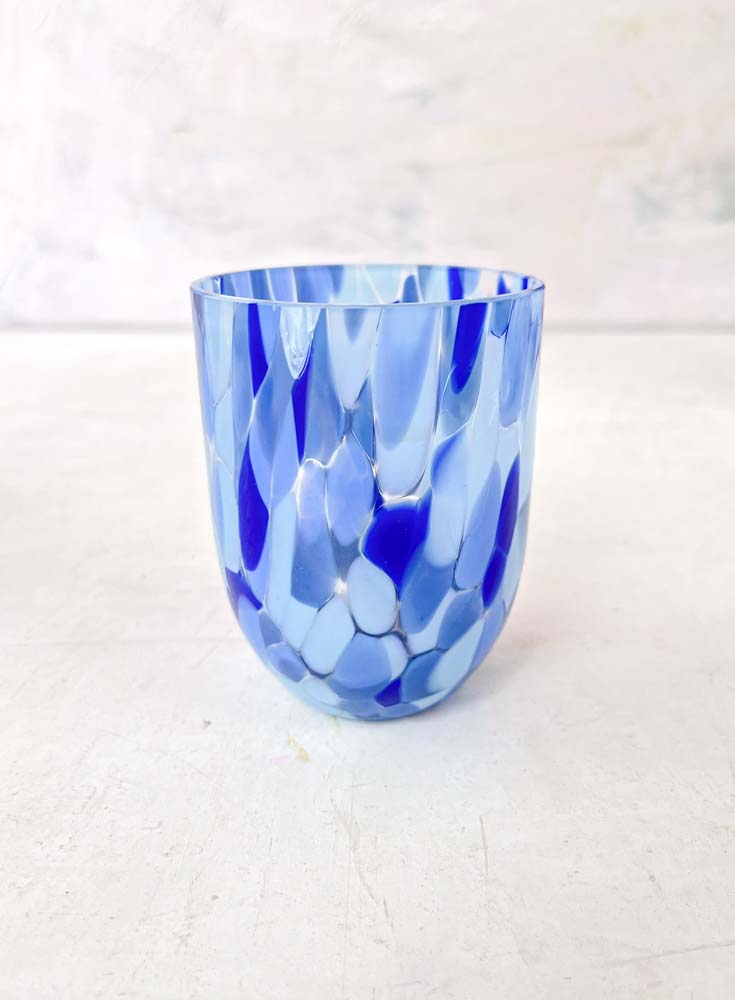 Anna von Lipa Spritzer und Konfetti Saphirglas in blauen Farben