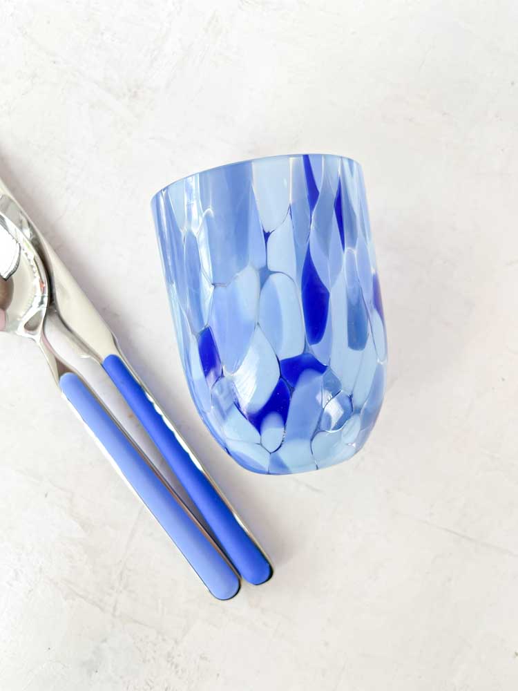 Anna von Lipa Spritzer und Konfetti Saphirglas in blauen Farben