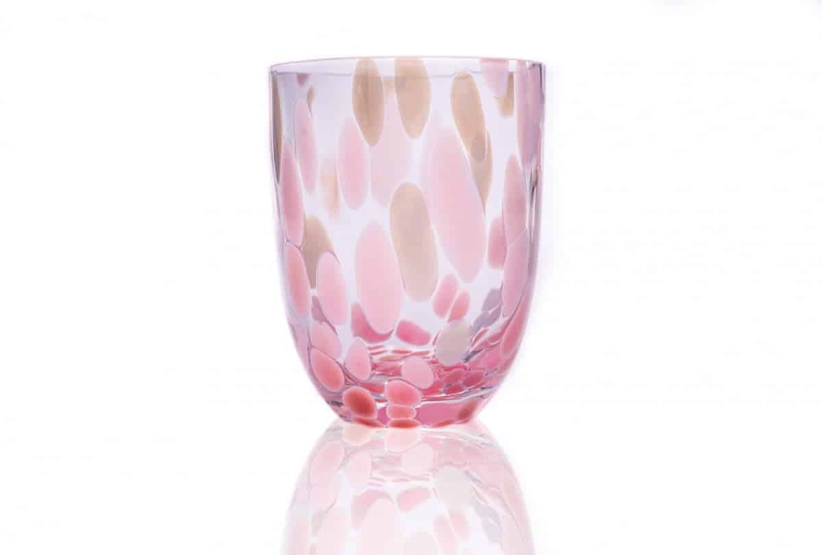 Remix von Sofie, mundgeblasenes Glas, Glas mit Opalflecken, anna von lipa mix & match, swil glass, wawe glass, harlekin glass, tumbler, wasserglas, trinkglas, trinkglas, anna von lipa, spritzrosa und hellblau