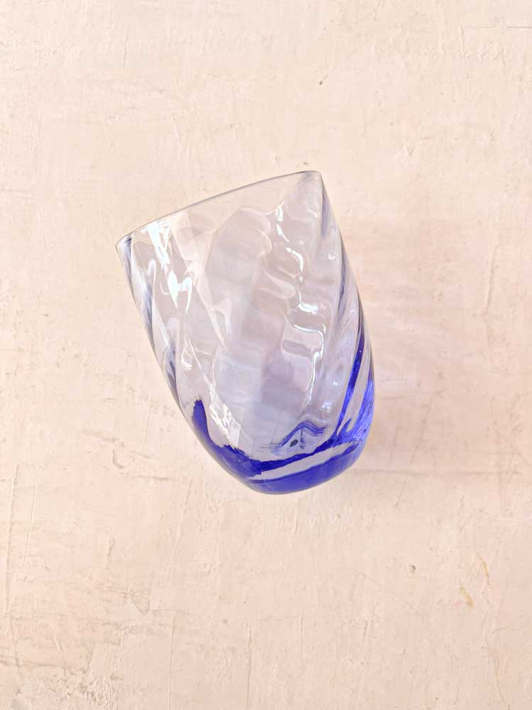 Anna von Lipa wirbelte Glas in Lavendel