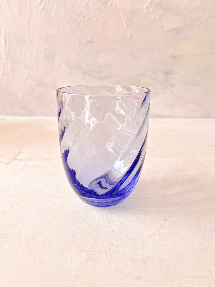 Anna von Lipa wirbelte Glas in Lavendel