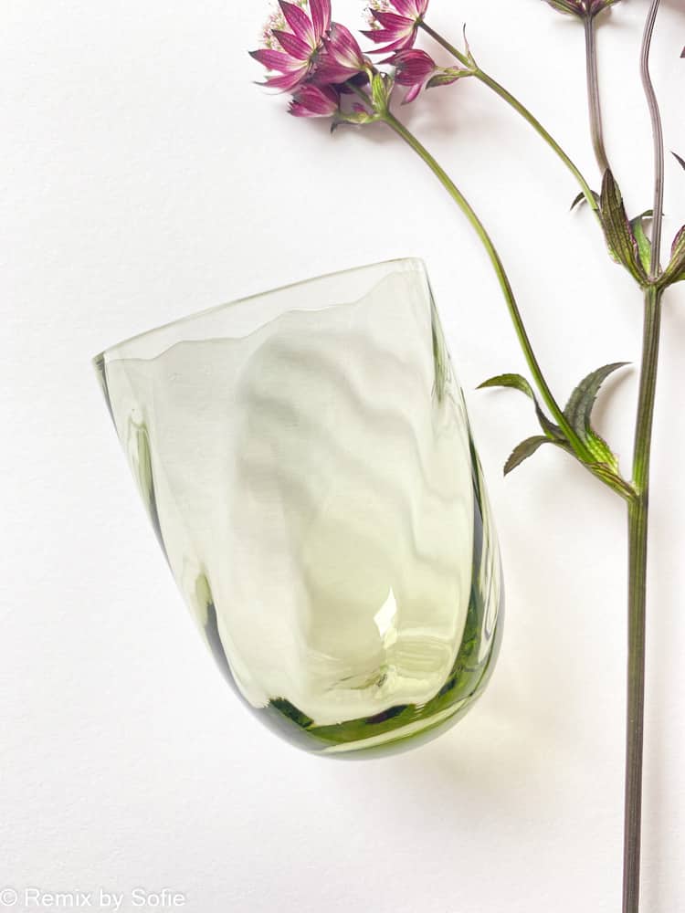 Wirbelglas in Oliven, Olivengrün, Olivengrün, Wirbelglas, anna von lipa mix & match, Wirbelglas, Waweglas, Harlekinglas, Tumbler, Wasserglas, Trinkglas, Trinkglas, anna von lipa glass, Remix von sofie anna von Lipa-Händler,