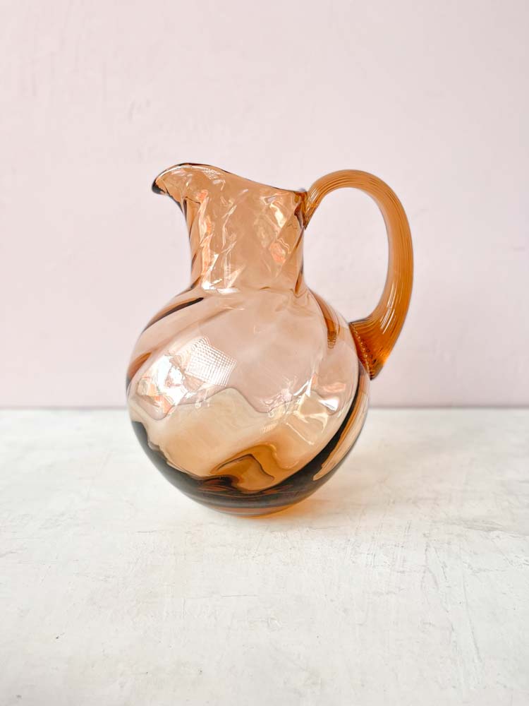 wirbelnd, Kanne mit Wirbel, dunklem Bernstein, anna von lipa, Wirbelkrug, Glaskrug, mundgeblasene Kanne, Glaskrug, anna von lipa glass, anna von lipa retailer, Remix von Sofie, Lichtkupfer, Neubraun