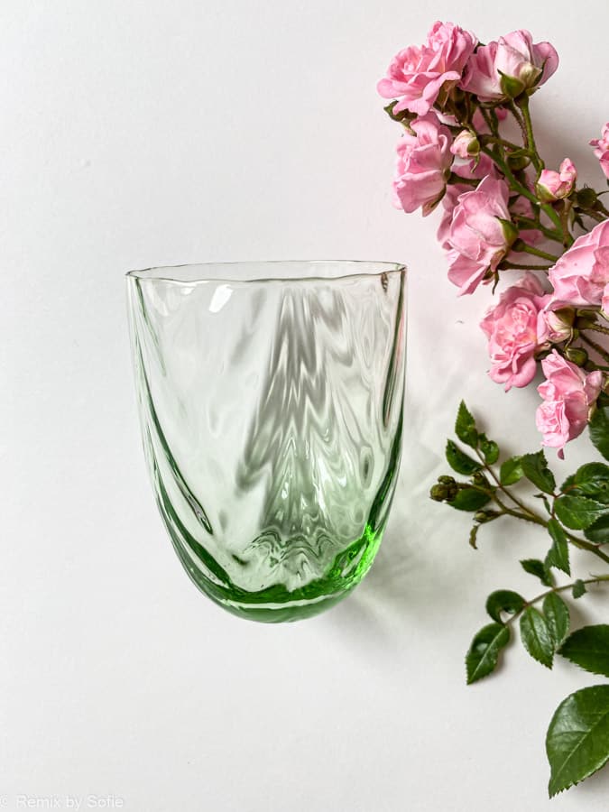 wawe gejas in hellgrün, olivenglas, bambogenglas, anna von lipa mix & match, swil glass, wawe glass, harlekinglas, trichter, wasserglas, trinkglas, coloriertes glas, home innen, tischeinstellung, glas aus anna svenska, svenska svenska, remix von sofie