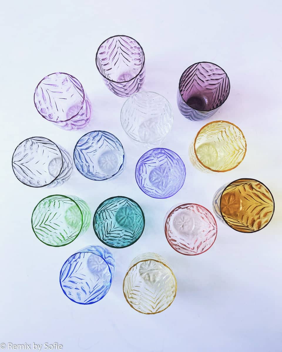 anna von lipa mix & match, swil glass, wawe glass, harlequin glass, tumbler, wasserglas, trinkglas, trinkglas, glasmalerei, innen, tisch, glas von anna von lipa