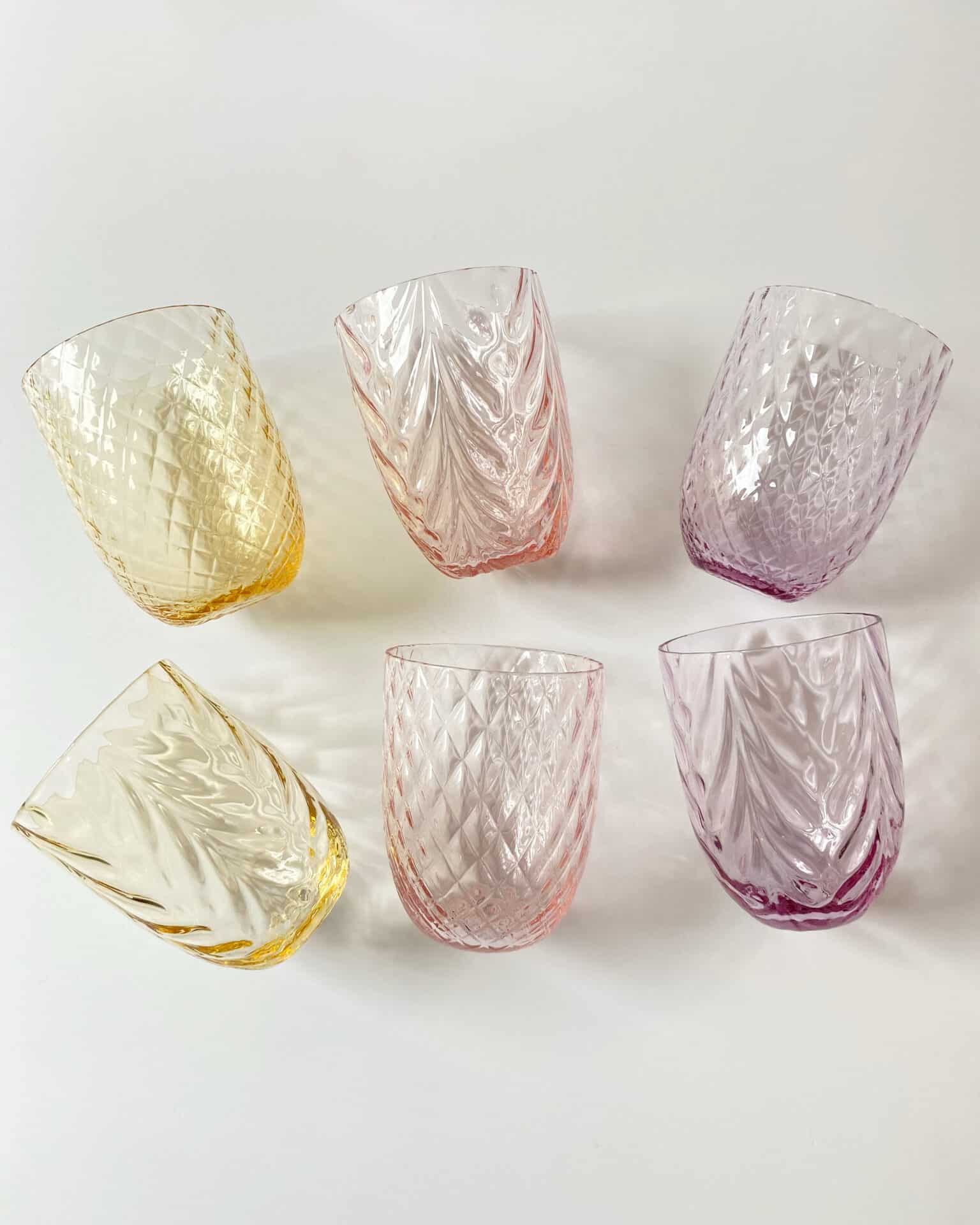Anna von lipa, Remix von Sofie, Anna von lipa glass, handgeblasenes Glas, handgeblasenes Glas, Trinkglas, Wasserglas, farbiges Glas, Mix- und Mattckglas, Mix & Mattckglas, Becher, Watglas, Wirbelglas, Harlekinglas, Spiralglas, Bambusglas, Olivenglas, Tischbezug, anna von lipa glass, anna von lipa retailer