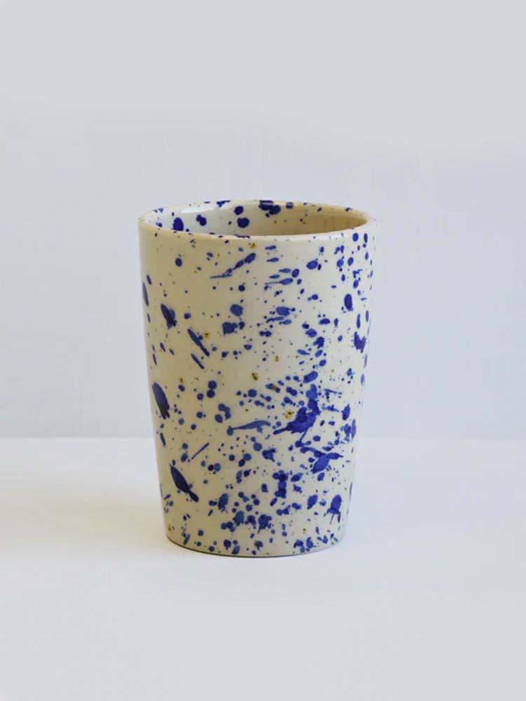 Keramik Tasse ohne Griff - hohe Insel Tasse Bornholm Keramik Fabrik Creme mit blauem Spritzer