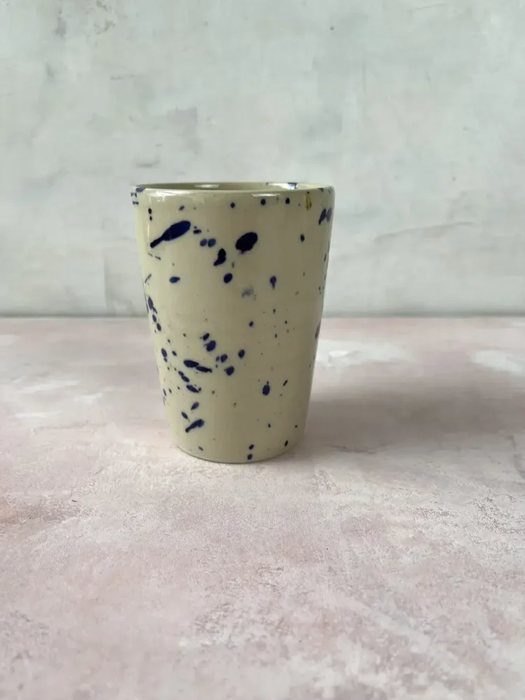 Keramik Tasse ohne Griff - hohe Insel Tasse Bornholm Keramik Fabrik Creme mit blauem Spritzer