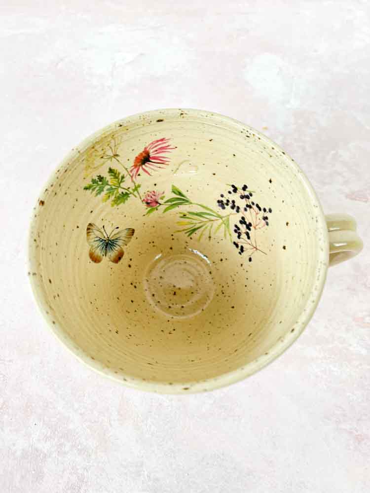 Keramikbecher mit Griff florale Motive. von sofie karolina