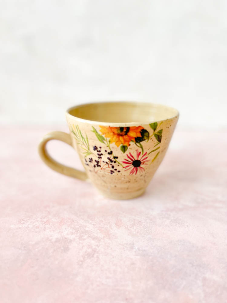Keramikbecher mit Griff florale Motive. von sofie karolina
