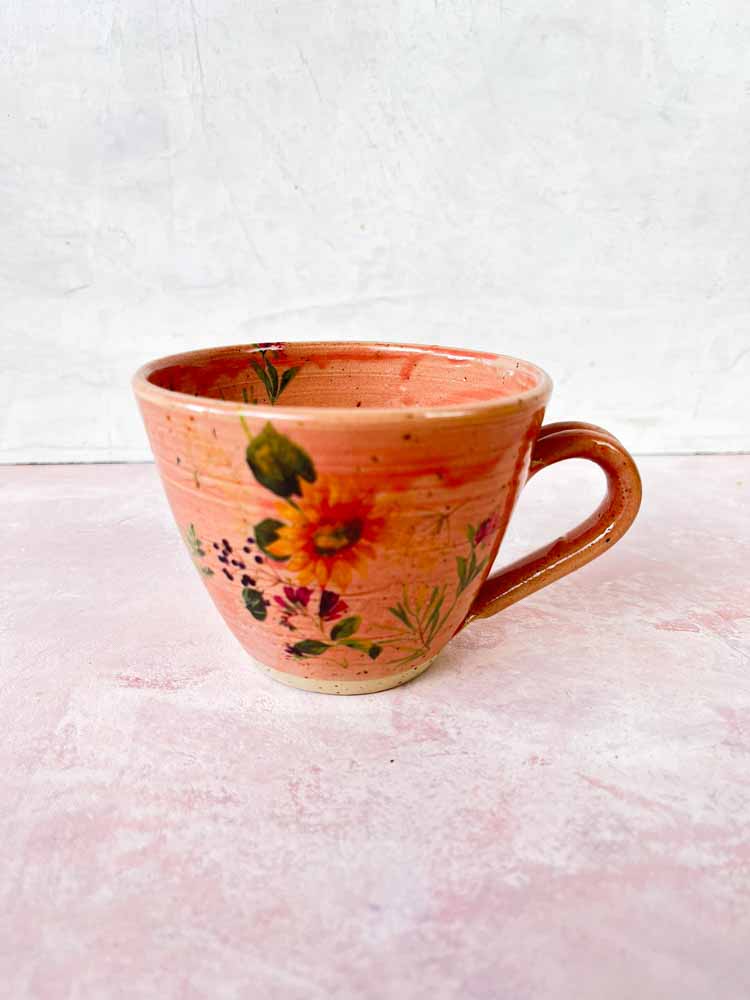 Keramikbecher mit Griff florale Motive. von sofie karolina
