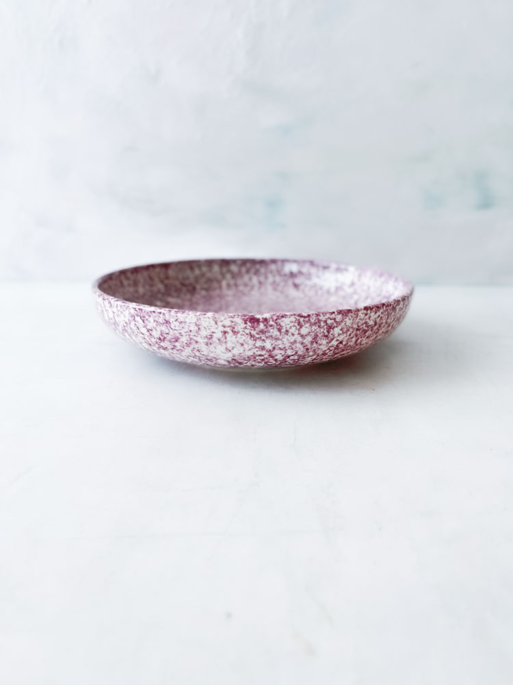 Flache Schüssel, tiefe Platte, Granit-Lavendel. lila Platte, Remix von Sofie, familiana, familiana Händler, vertraut größte Auswahl und besten Preis, Keramik, handgemachte Keramik, dänisches Design, Bohrerbezug, handgemachte Keramik, Keramik mit Flecken.