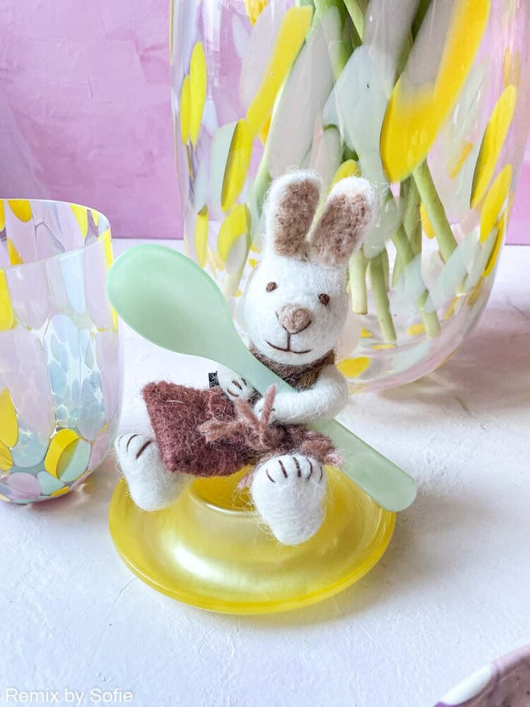 Filz hat mit Hose und blauem Ei, 21312, Osterhase, Hase in weißer Wolle, Topf und Sieb, ein Topf & Sieb, Remix von Sofie, Tischdekorationen, Verzierungen für Äste nachhaltige Dekoration, Bio-Wolle, Osterdekorationen